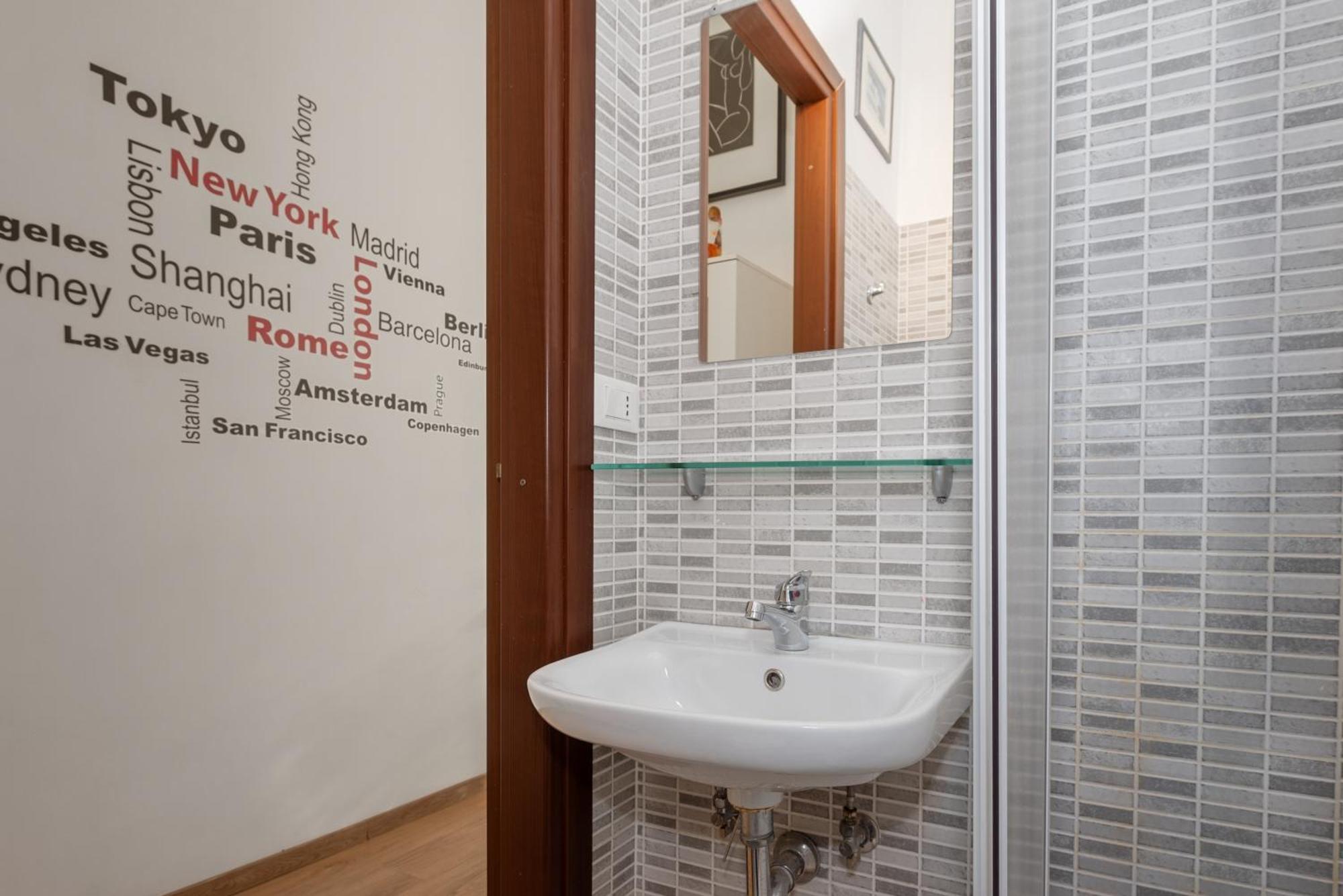 Central Little Basic Apartment Рим Экстерьер фото